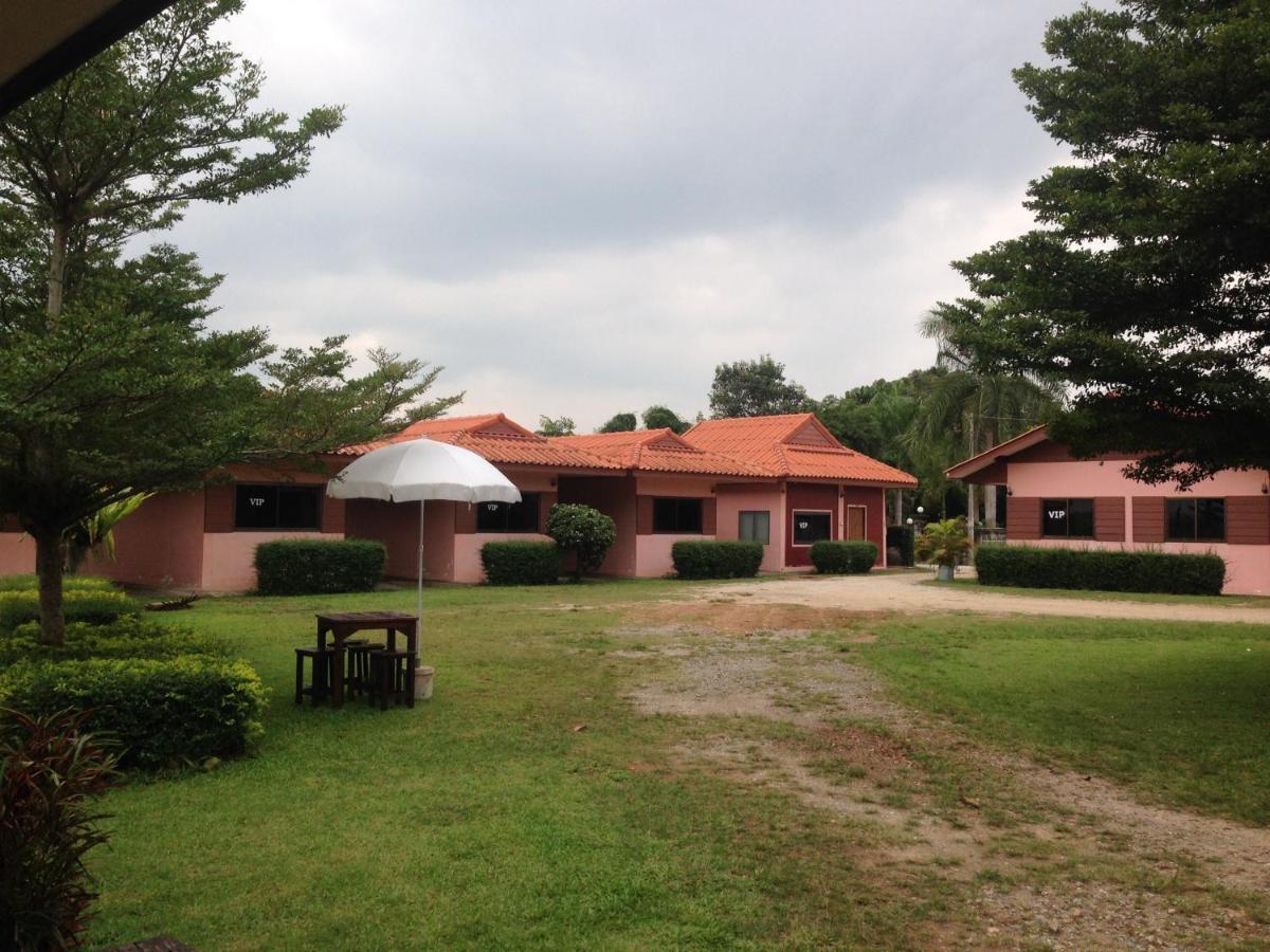 โพธิ์ทองริมทุ่ง Pothong Rimtung Hotel Fang Exterior foto